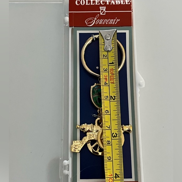 NWOT souvenir keychain in a plastic case.  Pennsylvania and a gold tone cannon. - Picture 9 of 9